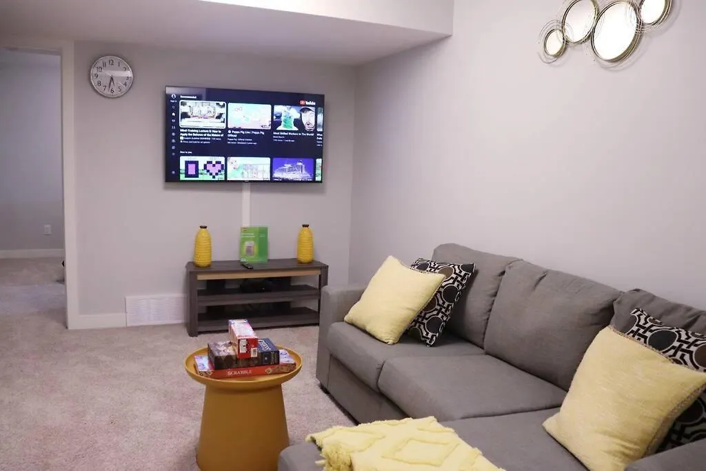 Deluxe 2 Bedroom Suite With*Netflix/Cable/Prime location